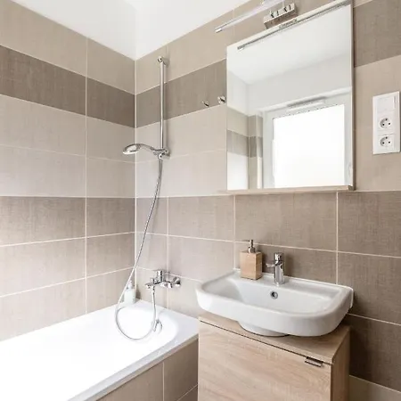 211 / 1 Bedroom / Modern In Center Apartment *