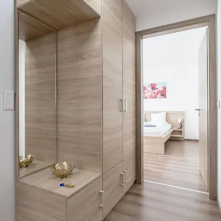211 / 1 Bedroom / Modern In Center דירה *
